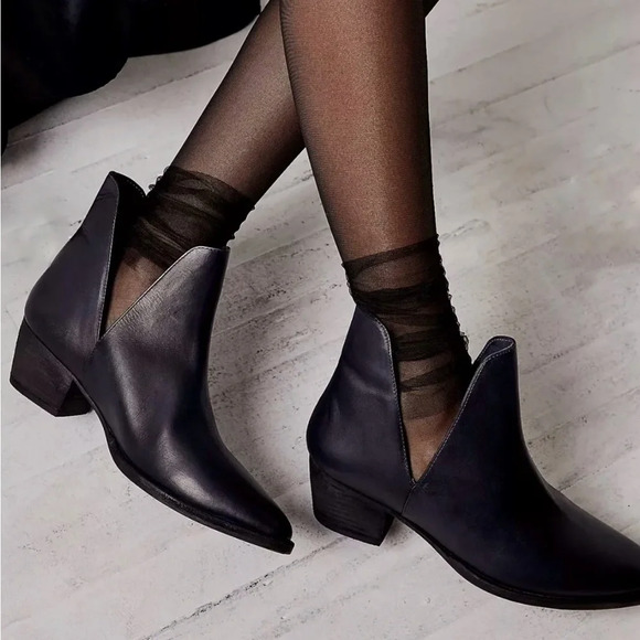 Free People Shoes - Free People Charm Double V Leather Ankle Boots Black Sz 8 Block Heel Pointy Toe